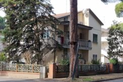 Villa a M.Marittima con tre appartamenti.