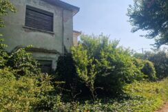 Casa in grande lotto e terreno agricolo