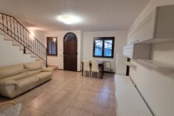 Vendesi villetta a schiera zona borgo montone