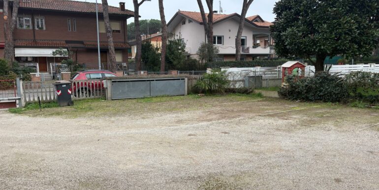 TRILOCALE CON CORTE ESCLUSIVA E POSTO AUTO