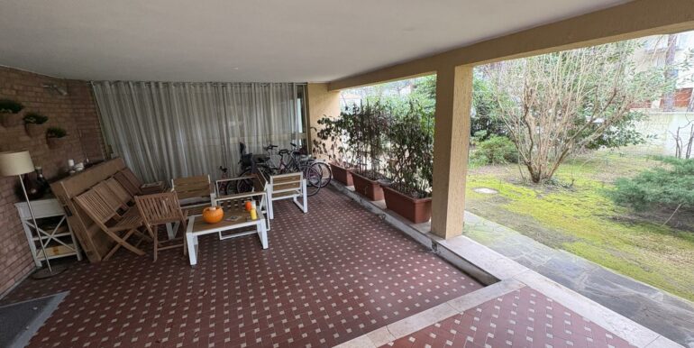 TRILOCALE CON CORTE ESCLUSIVA E POSTO AUTO