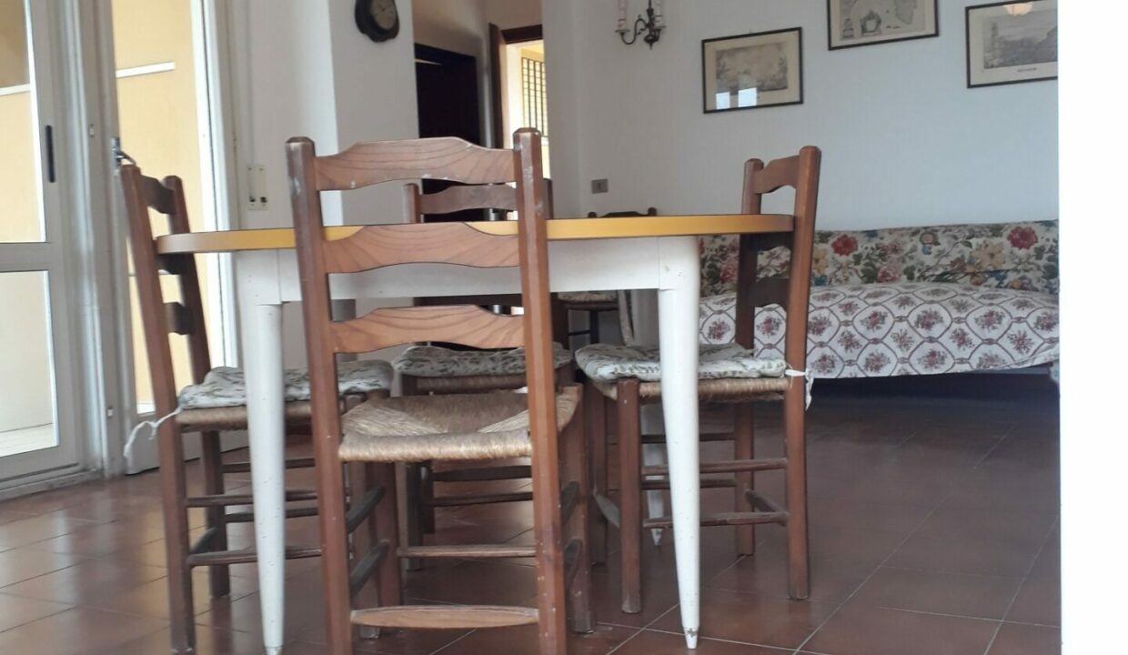 Appartamento Lido di Classe, sala da pranzo con tavolo e divano in background