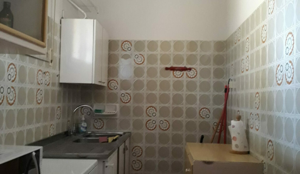 Cucina appartamento Lido di Classe, piccolo spazio con rivestimento decorato