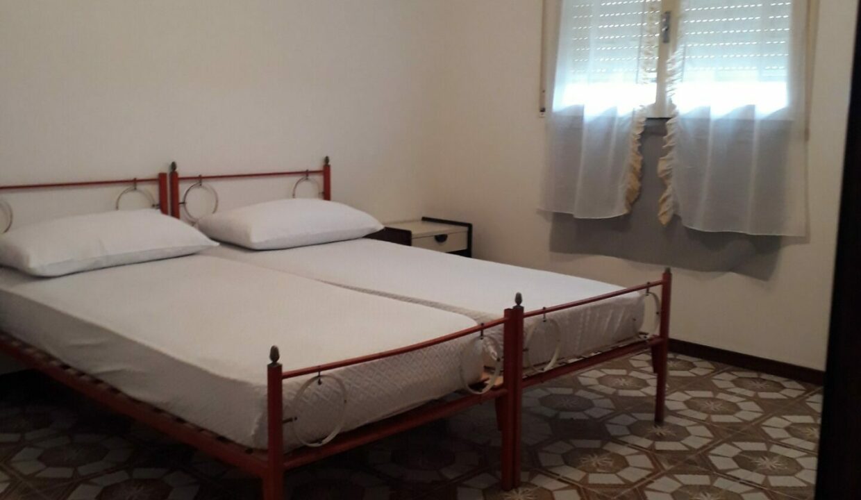 Camera matrimoniale attico lungomare Lido di Classe con letto e finestra