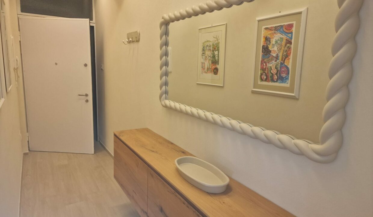 Corridoio e ingresso trilocale Milano Marittima con specchio e dettagli
