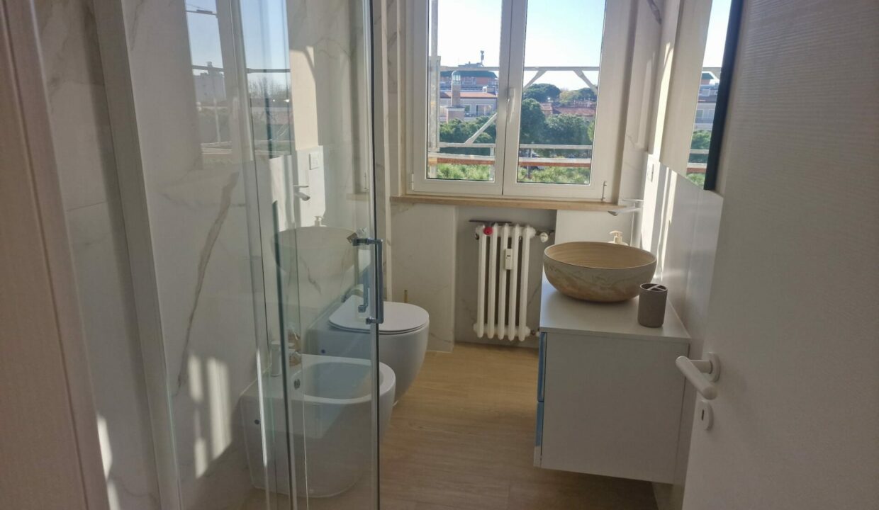 Bagno trilocale Milano Marittima con finestra vista paesaggio e doccia