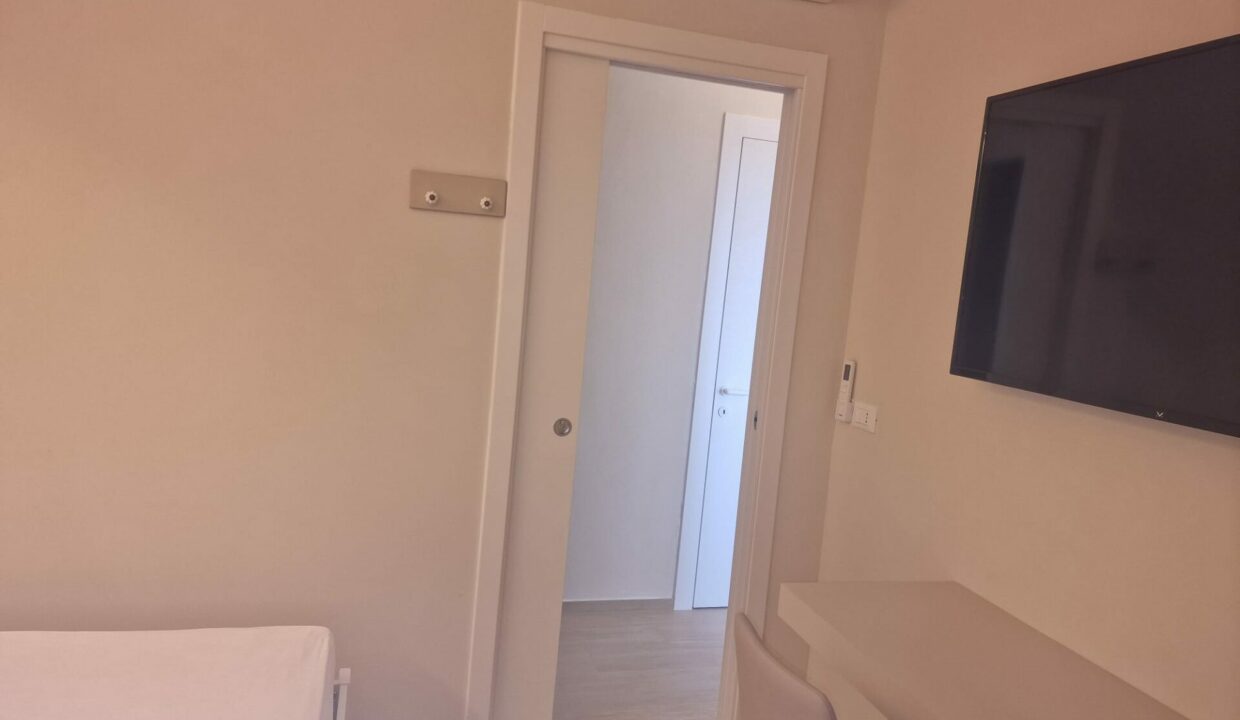 Camera singola trilocale Milano Marittima con porta accesso interno
